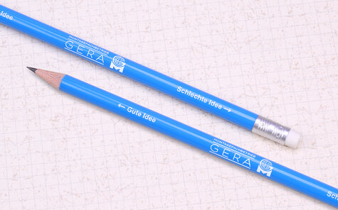 blau lackierter Bleistift mit Radiergummi und weißem Druckmotiv