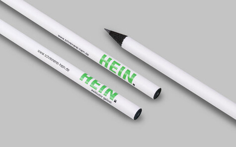 schwarz durchgefärbter Bleistift, weiß matt lackiert, mit zweifarbigem Druck